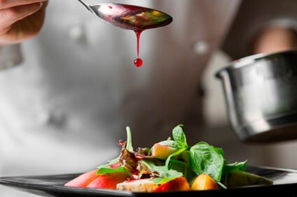 Gastronomía mundial: cinco destinos para comer como un local en tu próximo viaje